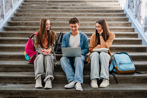 Studenci na schodach